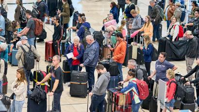 Bild: Michael Ukas/dpa
Wer von Berlin aus in den Urlaub fliegen will, braucht zurzeit vor allem eines: Geduld.