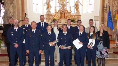Bild: jp
Die zehn besten Polizeihochschüler des Jahrgang 2022/25 mit den Polizeiführungskräften
von links hinten Stefan Loos, links vorne Michael Holzner, Landespolizeipräsident Michael Schwald und die Lehrgangsbeste Luise Fella aus der Oberpfalz. Rechts vorne: Burgherrin und Leiterin des Studienorts Kastl Marion Irlbacher.