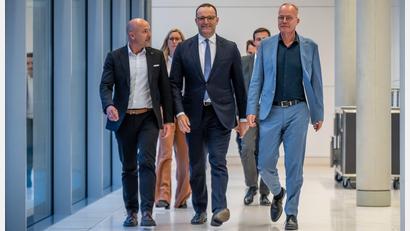 Bild: Michael Kappeler/dpa
Jens Spahn (CDU, M), CDU/CSU-Fraktionsvorsitzender im Bundestag, kommt mit Mathias Miersch (r), SPD-Fraktionsvorsitzender im Bundestag, und Alexander Hoffmann, CSU-Landesgruppenvorsitzender im Bundestag, zum Statement nach der namentlichen Abstimmung von Richtern und Richterinnen am Bundesverfassungsgericht (BVerfG).