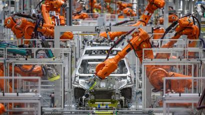 Bild: Jan Woitas/dpa
Die Autoindustrie hat deutlich weniger Industrieroboter aufgestellt. (Archivbild)