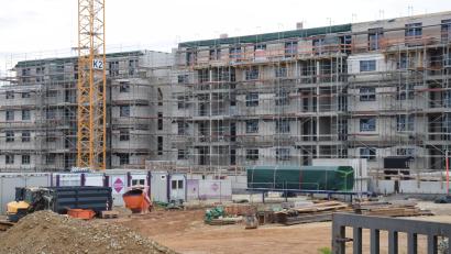 Bild: bö
Der Bauausschuss der Gemeinde Kümmersbruck erteilte einstimmig sein einvernehmen zu verschobenen Gebäudepositionen beim Neubau der Wohnanlage "Stadtgarten" an der Amberger Straße. Dort entstehen in zwei modernen Gebäuden 56 Wohnungen, darunter 40 barrierefreie Wohneinheiten.