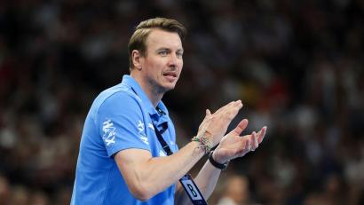 Bild: Christian Charisius/dpa
Trainer Filip Jicha und der THW Kiel verteidigten die Tabellenführung. (Archivbild)