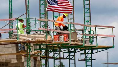 Bild: Keith Srakocic/AP/dpa
Die Wirtschaft in den USA legt stärker zu als von Ökonomen erwartet (Archivbild)