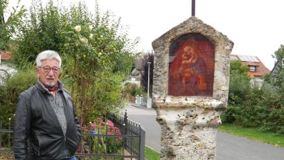 Bild: no
In der Siedlung "Am Kuhberg" in Illschwang befindet sich das Marienmarterl. Vor 50 Jahren hatte es Lorenz Geitner renoviert.