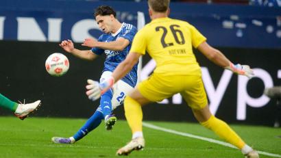 Bild: Bernd Thissen/dpa
Der starke Schalker El-Faouzi scheitert knapp.