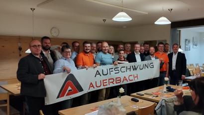 Bild: Monika Ziegeler (MONIKA.ZIEGELER@FREENET.DE)
Das sind die 20 Stadtratskandidaten von Aufschwung Auerbach. Ganz rechts im Bild Bürgermeister Joachim Neuß.