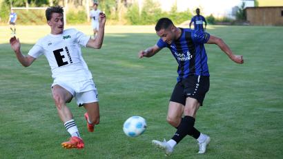 Archivbild: Dieter Jaeschke
Moritz Zeitler (rechts/Szene aus einem Testspiel gegen Ammerthal) traf für die SpVgg SV Weiden zum 1:1 in Cham.