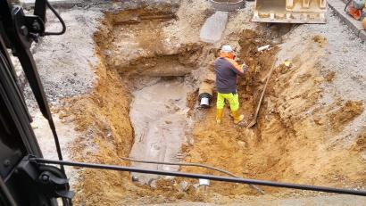 Bild: Thomas Taube
Die graue Masse ist Flüssigerde. Insgesamt 16 Kubikmeter davon wurden in dem Hohlraum unter der Straße gegossen, um ein weiteres absacken der Asphaltdecke zu verhindern.