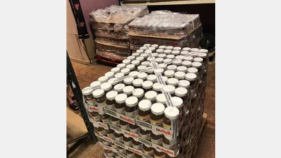 Bild: -/Stadt Malmö/dpa
Die Behörde kann über 2.000 Nutella-Gläser nicht einfach so entsorgen.