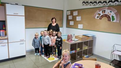 Bild: bsc
Damit die Kinder im Ausweichquartier des Kindergartens im Erdgeschoss der Grundschule im Ernstfall die Fluchttreppe an der Außenwand sicher erreichen können, erfolgt demnächst ein Durchbruch der Wand auf der rechten Seite. Kindergartenleiterin Nicole Lippert und einige Kinder warten bereits gespannt auf die bevorstehende Aktion.