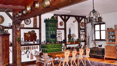 Bild: ds
Blick in einen der Räume des Schlosses Kirchenreinbach. Dort findet drei Tage lang ein Antikmarkt statt.