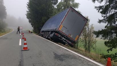 Bild: nic
Zwischen Altglashütte und Silberhütte ist ein Lastwagen in den Graben gerutscht.