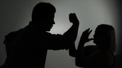 Symbolbild: Jan-Philipp Strobel/dpa
Weil ein Mann seine Ex-Partnerin mehrere Male schwer verletzt haben soll, ist er wegen gefährlicher Körperverletzung vor dem Amtsgericht Amberg angeklagt.