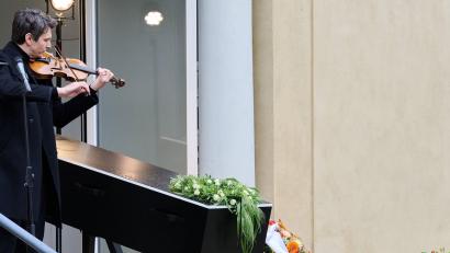 Bild: Annette Riedl/dpa
Schauspieler Sabin Tambrea spielte Geige.