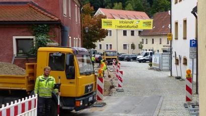 Bild: jp
Derzeit werden am Kastler Marktplatz und in der Klosterbergauffahrt Häuser und das Rathaus an die Fernwärmeleitung der Firma Hüttner angeschlossen. Dazu musste das Pflaster entfernt werden. Aufgrund der Bauarbeiten kommt es zu Verkehrsbehinderungen.