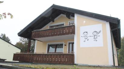 Bild: pi
Das große Bild am neuen Hort zeigt es: Hier sind Kinder willkommen.