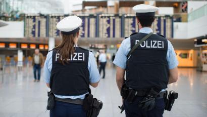 Bild: picture alliance / dpa
Nach einem Hinweis aus der Schweiz hat die Bundespolizei am Münchner Flughafen bei der Einreise einen wegen Millionenbetrugs international gesuchten Passagier festgenommen. (Symbolbild)