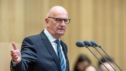 Bild: Michael Kappeler/dpa
Brandenburgs Ministerpräsident Woidke: „Brauchen das Geld dringend“.