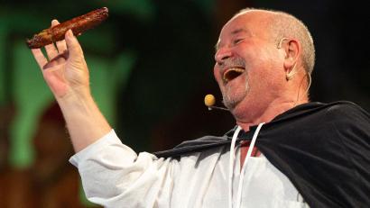 Bild: Michael Reichel/dpa
Vor dem Boxkampf um die älteste Bratwurstküche ein bisschen nachgestellte Geschichte: Probst Johann von Siebeleben soll 1404 erstmals eine Bratwurst erwähnt haben. Bernd Plachter spielte ihn nun.
