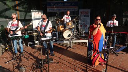 Archivbild: Kunz
Die RockConnection beim Auftritt bei den Weidener Sommerserenaden in diesem Jahr. Auch das Wein-Lese-Fest wollen sie rocken.