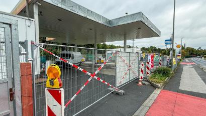 Bild: Stephan Huber
Ein Bauzaun und Absperrbänder verhindern derzeit die Zufahrt. Bis Ende Oktober wird die Shell-Tankstelle an der Rosenbachstraße in Rosenberg geschlossen sein.