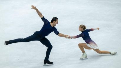 Bild: Peter Kneffel/dpa
Minerva Hase (r) und Nikita Volodin feierten einen Traum-Einstand in die Olympia-Saison.