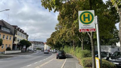 Bild: Yvonne Mois
In der Friedrich-Ebert-Straße in Weiden soll die Bushaltestelle am Kepler-Gymnasium umgebaut werden.