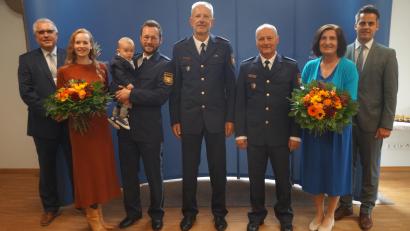 Bild: wel
Polizeipräsident Thomas Schöniger (Mitte) verabschiedete Werner Linhart (Dritter von rechts mit Gattin Gina) in den Ruhestand und begrüßte Sebastian Götz (Vierter von links mit Gattin Verena und Sohn). Bürgermeister Rudolf Teplitzky (rechts) und stellvertretender Landrat Richard Tischler (links) überbrachten Glückwünsche.