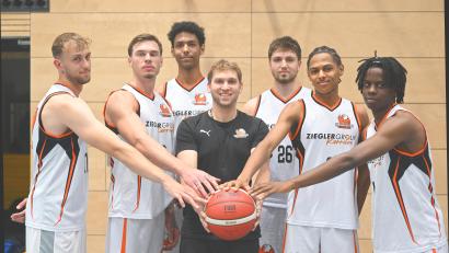 Bild: Tobias Schwarzmeier
Coach Stefan Merkl (Mitte) mit einigen Neuzugängen (von links) Tim Gatzka, Lukas Pryszcz, Daniel Ederer, Adam Hellmich, Simon Bula-Mambu und Tyrese Kayonde.