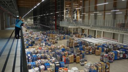 Bild: jut
Ein Blick in das Logistikzentrum in Marktredwitz. Hier die Warenannahme.
