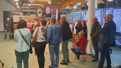 Bild: VHS Weiden-Neustadt
Besucher der Ausstellung „Rechtsterrorismus: Verschwörung und Selbstermächtigung – 1945 bis heute“.