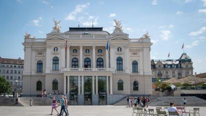 Bild: Melanie Duchene/Keystone/dpa
Das Opernhaus Zürich liegt in einer Kritikerumfrage vorn. (Archivbild)