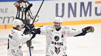 Bild: Achim Keller
Torschützen unter sich: Neal Samanski (links) und Fabian Voit bejubeln den Treffer der Blue Devils Weiden zum 4:0 beim EHC Freiburg.