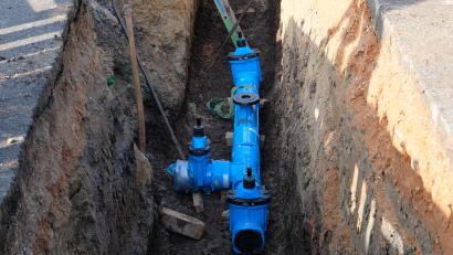 Bild: do
Für mehr Tempo bei der Sanierung des Trinkwasser-Leitungsnetzes der Gemeinde Speinshart plädiert mit Blick auf die vorübergehende Notlage Bürgermeister Albert Nickl. Unser Bild zeigt Erneuerungsarbeiten in der Kellerhausstraße.