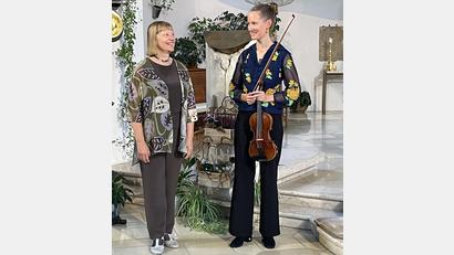 Bild: bod bod
Ligita Sneibe und Monta Trigault (Violine) im Altarraum der Stadtpfarrkirche St. Georg in Pressath.