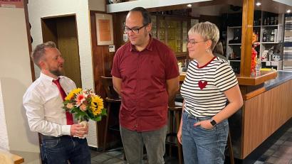 Bild: Waltraud Lobenhofer
SPD-Vorsitzender Johannes Ambros (links) und stellvertretende SPD-Kreisvorsitzende Lisa Hartinger (rechts) gratulierten Michael Gradl zu seiner einstimmigen Nominierung als Bürgermeisterkandidat.