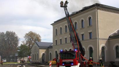 Archivbild: Werner Robl
Die Drehleitern waren bei der Bekämpfung des Feuers im Dachstuhl des künftigen Kulturbahnhofes ein deutlicher Gewinn.
