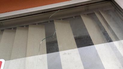 Bild: Franz, PHK, PI Neustadt a.d.Waldnaab
Der Riss in der Schaufensterscheibe einer Fahrschule in Windischeschenbach.