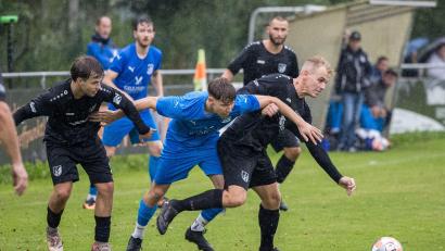 Archivbild: Günter Uschold
Der SV Schwarzhofen (blaue Trikots) ist derzeit die Mannschaft der Stunde in der Bezirksliga Süd. Gegen den FSV Prüfening soll der sechste Sieg in Folge eingefahren werden.