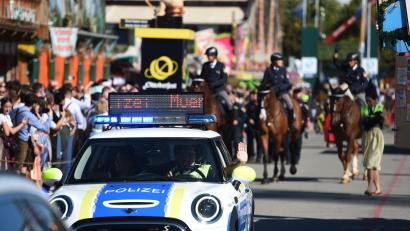 Archivbild: Felix Hörhager/dpa
Rund 600 Polizisten sind in diesem Jahr auf dem wohl größten Volksfest der Welt im Einsatz.