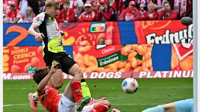 Bild: Torsten Silz/dpa
Daniel Svensson (l) erzielte das 1:0 für Borussia Dortmund gegen den FSV Mainz 05.