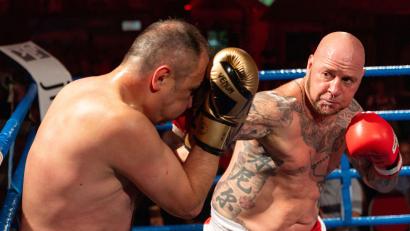Bild: Michael Reichel/dpa
Die Amateurboxer Daniel Bertz (r) gewinnt für Thüringen gegen Hasan Arli für Nürnberg bei dem Show-Boxkampf.