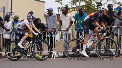 Bild: Jerome Delay/AP/dpa
Die deutsche Radsportlerin Antonio Niedermaier beim Straßenrennen während der WM in Kigali.