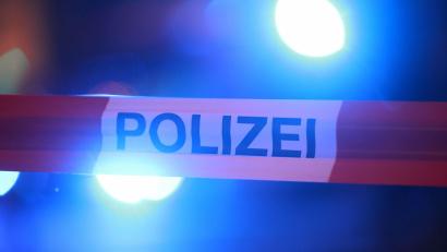 Bild: David Young/dpa
Der Bahnhof in Neumünster ist komplett abgesperrt. (Symbolbild)
