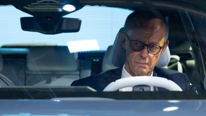 Symbolbild: Sven Hoppe/dpa
Bundeskanzler Merz lädt die Branche zum Autogipfel ein.