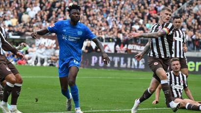 Bild: Carmen Jaspersen/dpa
Erzielte die 1:0-Führung für Bayer: Edmond Tapsoba (M)