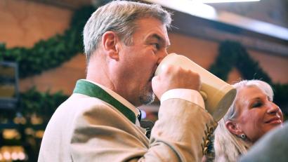Archivbild: Peter Kneffel/dpa
Na dann prost: Markus Söder hat zum Oktoberfest einen Wiesn-Hit eingesungen.