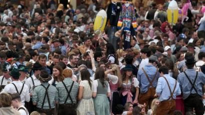 Bild: Felix Hörhager/dpa
Der Andrang auf der Wiesn war riesig.