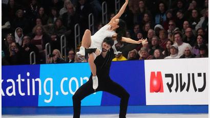 Bild: Charles Krupa/AP/dpa
Jennifer Janse van Rensburg und Benjamin Steffan wurden bei der Nebelhorn Trophy Vierter.
