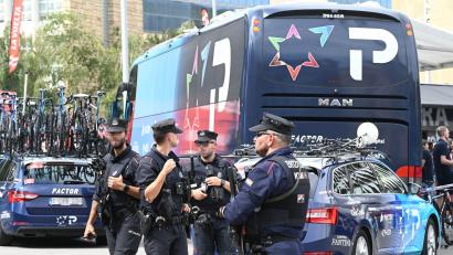 Bild: David De Haro/EUROPA PRESS/dpa
Einsatzkräfte sichern Teamfahrzeuge des Radrennstalls Israel-Premier Tech bei der Vuelta.
